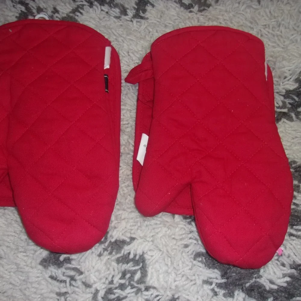 Bundle of 2 Cookies with Santa Pot Holders and Mitts new